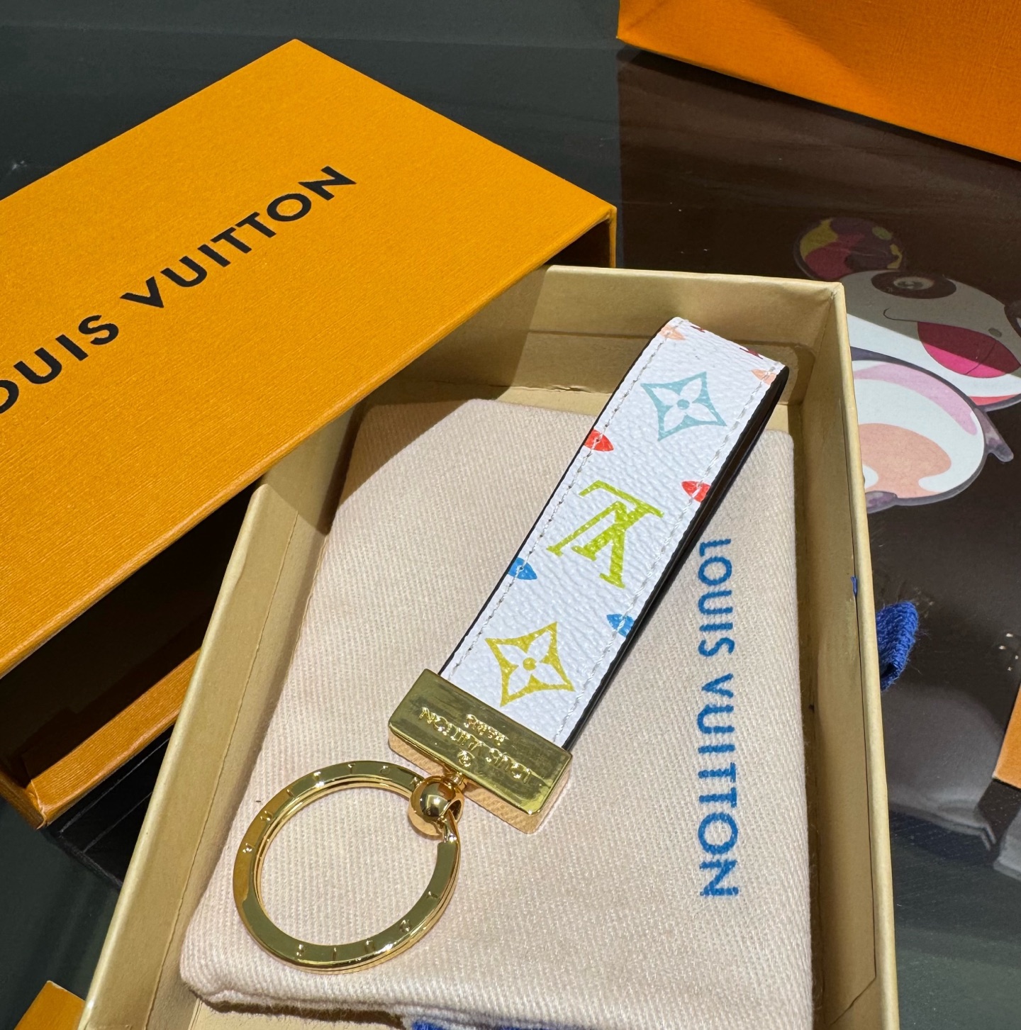 🔥LV 钥匙扣车钥匙扣经典老花/黑格，咖格/白彩/Monogram 帆布不仅精美，而且经久耐用， 是 Dragonne 