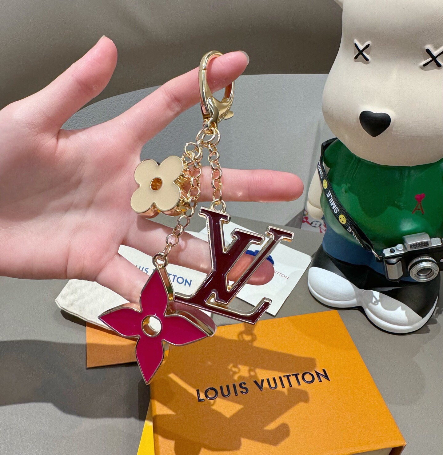 🔥LOUIS VUITTON官网钥匙扣 LV经典四瓣花设计,精钢电镀搭配精致珐琅 高品质 不是市面普通版本 优雅的珐琅是 🔥LOUIS VUITTON官网钥匙扣 LV经典四瓣花设计,精钢电镀搭配精致珐琅 高品质 不是市面普通版本 优雅的珐琅是