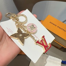 🔥Lv 钥匙扣包挂件 SPring Street Chain 包饰将 Monogram 花卉和 LV 字母等经典元素化为 🔥Lv 钥匙扣包挂件 SPring Street Chain 包饰将 Monogram 花卉和 LV 字母等经典元素化为