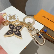 🔥Lv 钥匙扣包挂件 SPring Street Chain 包饰将 Monogram 花卉和 LV 字母等经典元素化为 🔥Lv 钥匙扣包挂件 SPring Street Chain 包饰将 Monogram 花卉和 LV 字母等经典元素化为