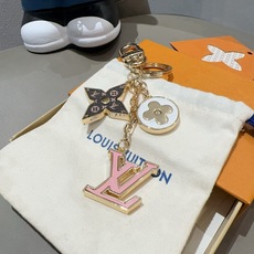 🔥Lv 钥匙扣包挂件 SPring Street Chain 包饰将 Monogram 花卉和 LV 字母等经典元素化为 🔥Lv 钥匙扣包挂件 SPring Street Chain 包饰将 Monogram 花卉和 LV 字母等经典元素化为
