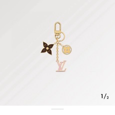 🔥Lv 钥匙扣包挂件 SPring Street Chain 包饰将 Monogram 花卉和 LV 字母等经典元素化为 🔥Lv 钥匙扣包挂件 SPring Street Chain 包饰将 Monogram 花卉和 LV 字母等经典元素化为