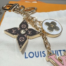 🔥Lv 钥匙扣包挂件 SPring Street Chain 包饰将 Monogram 花卉和 LV 字母等经典元素化为 🔥Lv 钥匙扣包挂件 SPring Street Chain 包饰将 Monogram 花卉和 LV 字母等经典元素化为