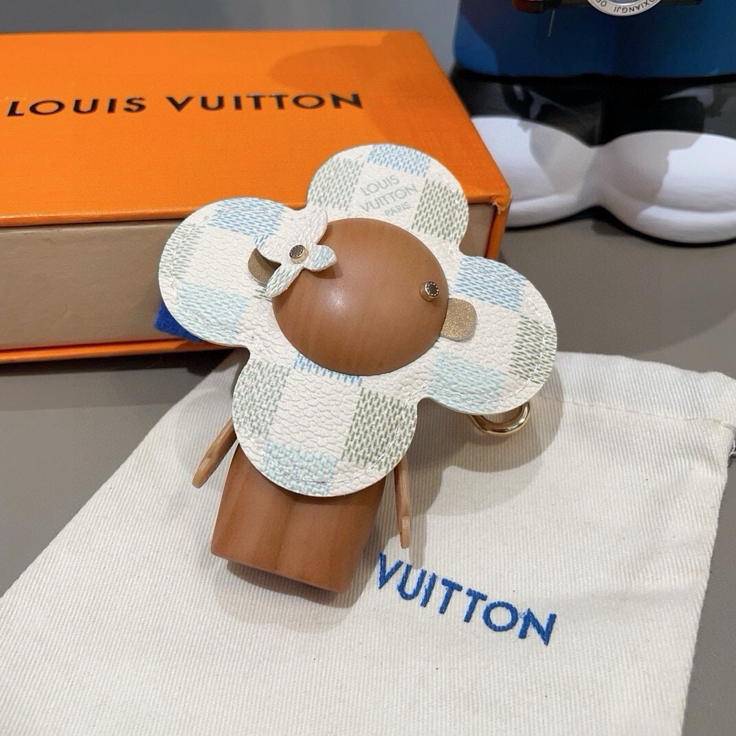 🔥LOUIS VUITTON新款包饰与钥匙扣。LV薇薇安太阳花包包挂件 手机壳挂件 可满足各种时尚品味的实用配饰。凸显时
