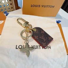 🔥 LV经典老花钥匙扣 包饰与钥匙扣挂件 LV Cherished Tab 钥匙扣结合 Monogram 帆布标签和牛 🔥 LV经典老花钥匙扣 包饰与钥匙扣挂件 LV Cherished Tab 钥匙扣结合 Monogram 帆布标签和牛