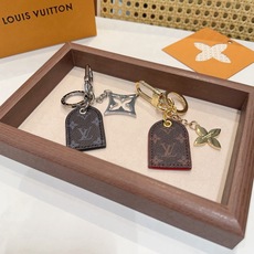 🔥 LV经典老花钥匙扣 包饰与钥匙扣挂件 LV Cherished Tab 钥匙扣结合 Monogram 帆布标签和牛 🔥 LV经典老花钥匙扣 包饰与钥匙扣挂件 LV Cherished Tab 钥匙扣结合 Monogram 帆布标签和牛