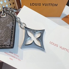 🔥 LV经典老花钥匙扣 包饰与钥匙扣挂件 LV Cherished Tab 钥匙扣结合 Monogram 帆布标签和牛 🔥 LV经典老花钥匙扣 包饰与钥匙扣挂件 LV Cherished Tab 钥匙扣结合 Monogram 帆布标签和牛