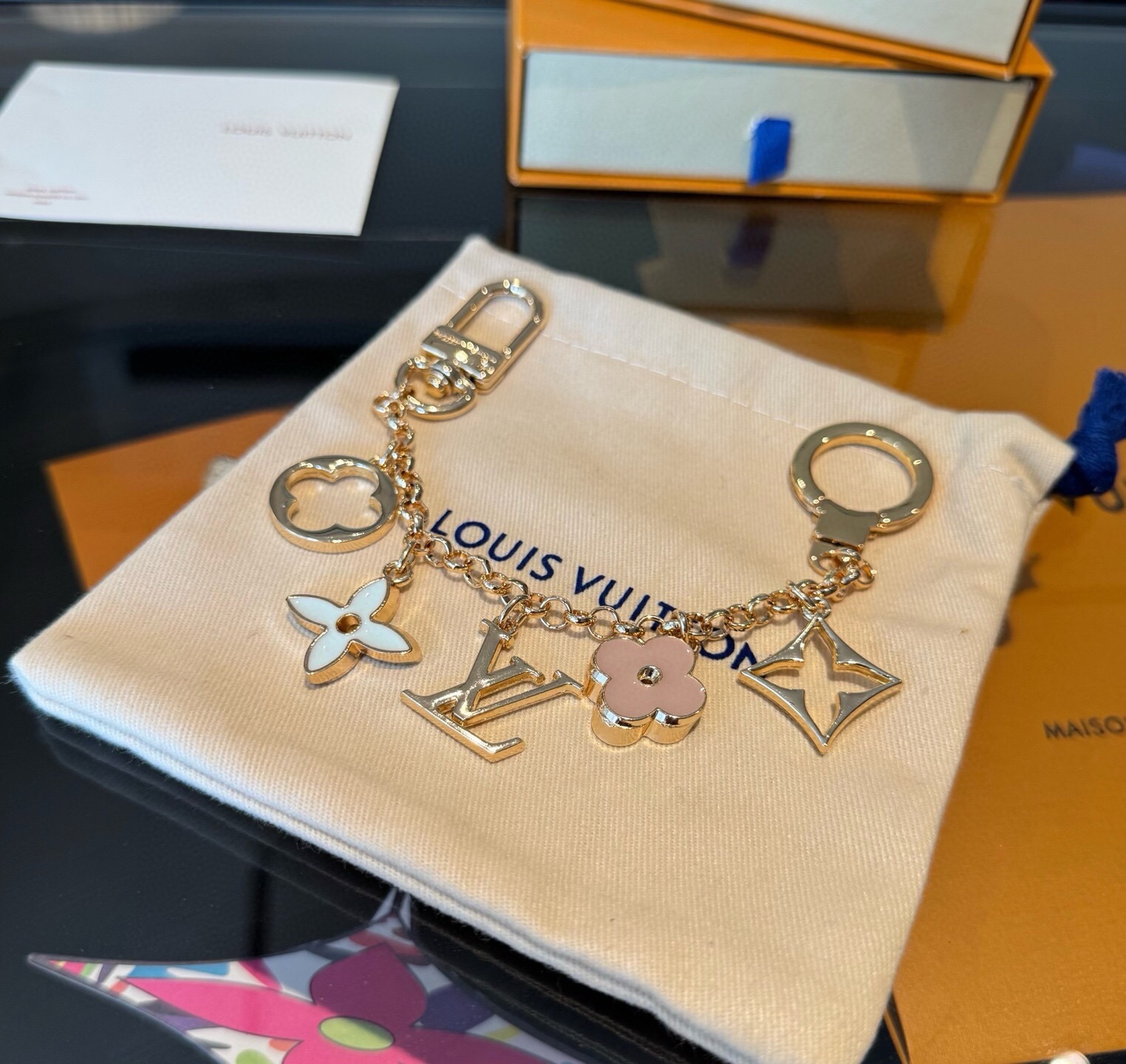 🔥 lv钥匙扣 包包挂链 挂饰 Fleur de Monogram 包饰链条聚焦经典 Monogram 元素，可为路易威