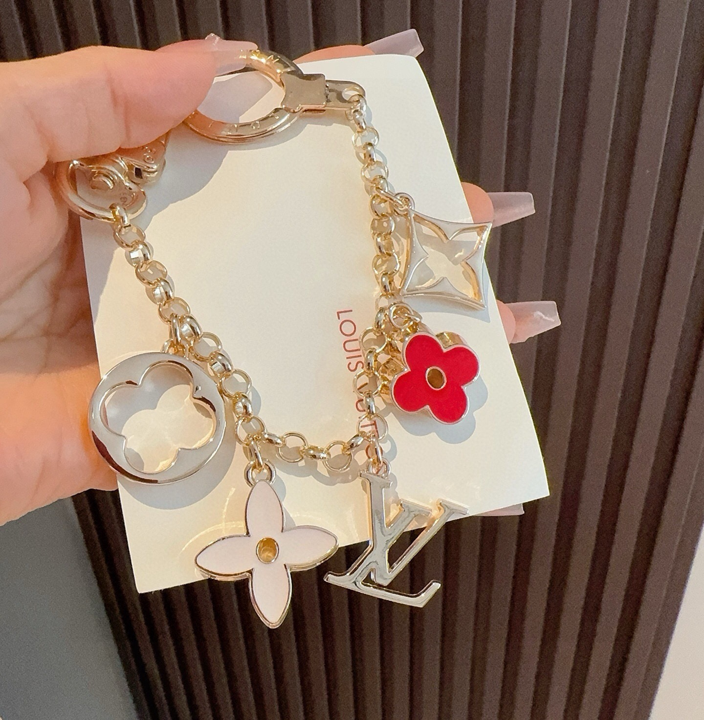 🔥 lv钥匙扣 包包挂链 挂饰 Fleur de Monogram 包饰链条聚焦经典 Monogram 元素，可为路易威