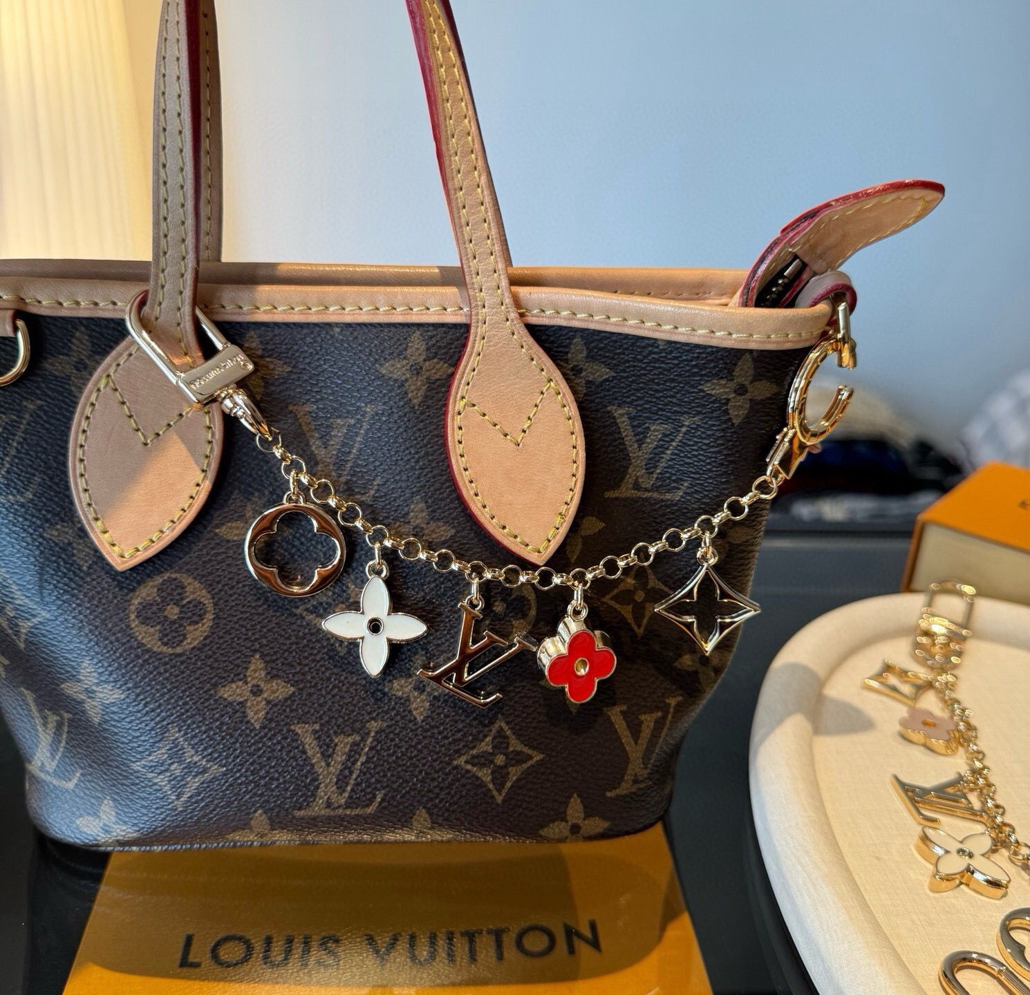 🔥 lv钥匙扣 包包挂链 挂饰 Fleur de Monogram 包饰链条聚焦经典 Monogram 元素，可为路易威