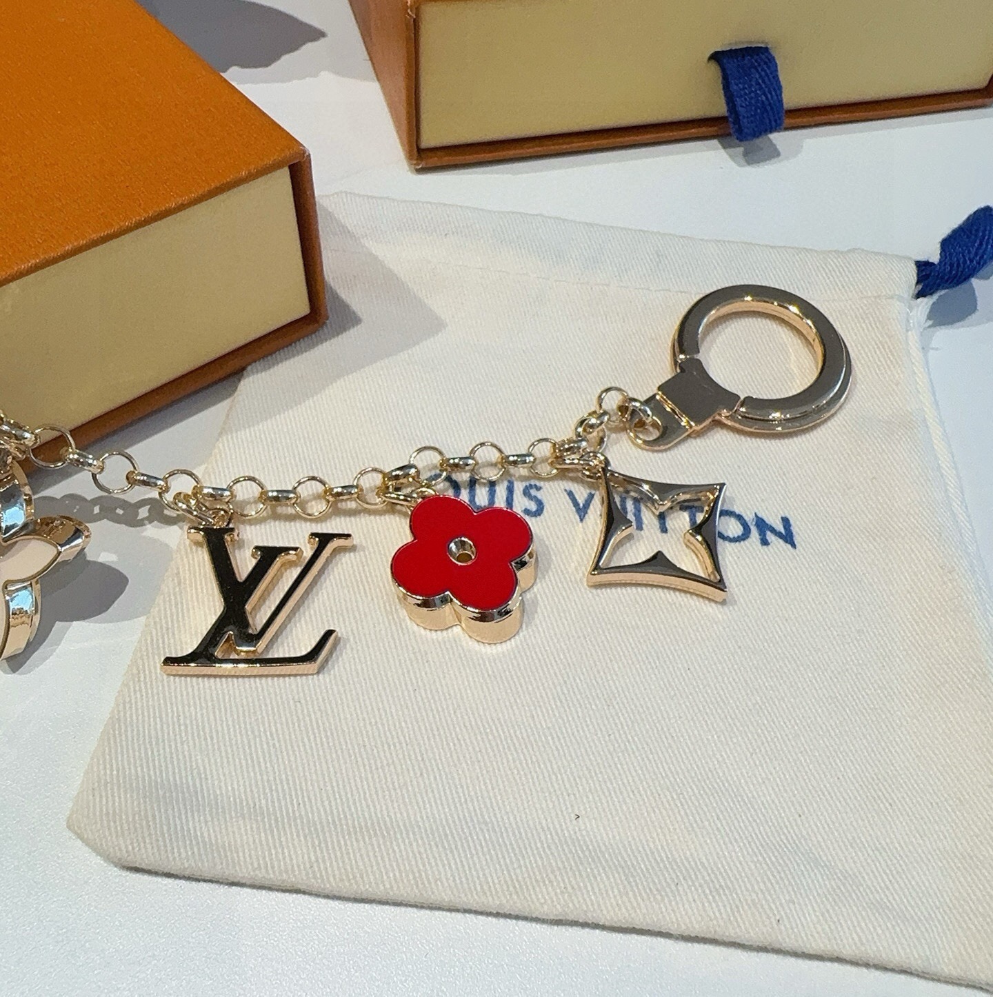 🔥 lv钥匙扣 包包挂链 挂饰 Fleur de Monogram 包饰链条聚焦经典 Monogram 元素，可为路易威