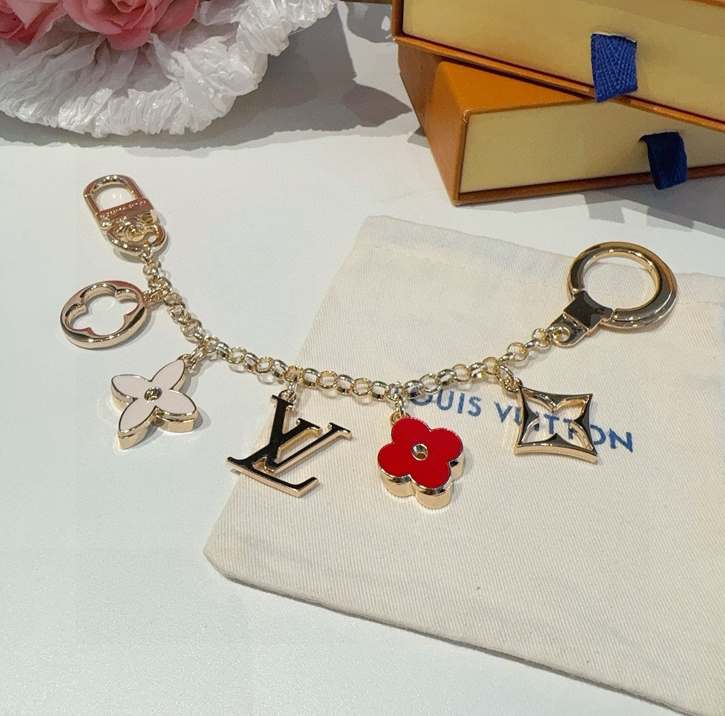 🔥 lv钥匙扣 包包挂链 挂饰 Fleur de Monogram 包饰链条聚焦经典 Monogram 元素，可为路易威