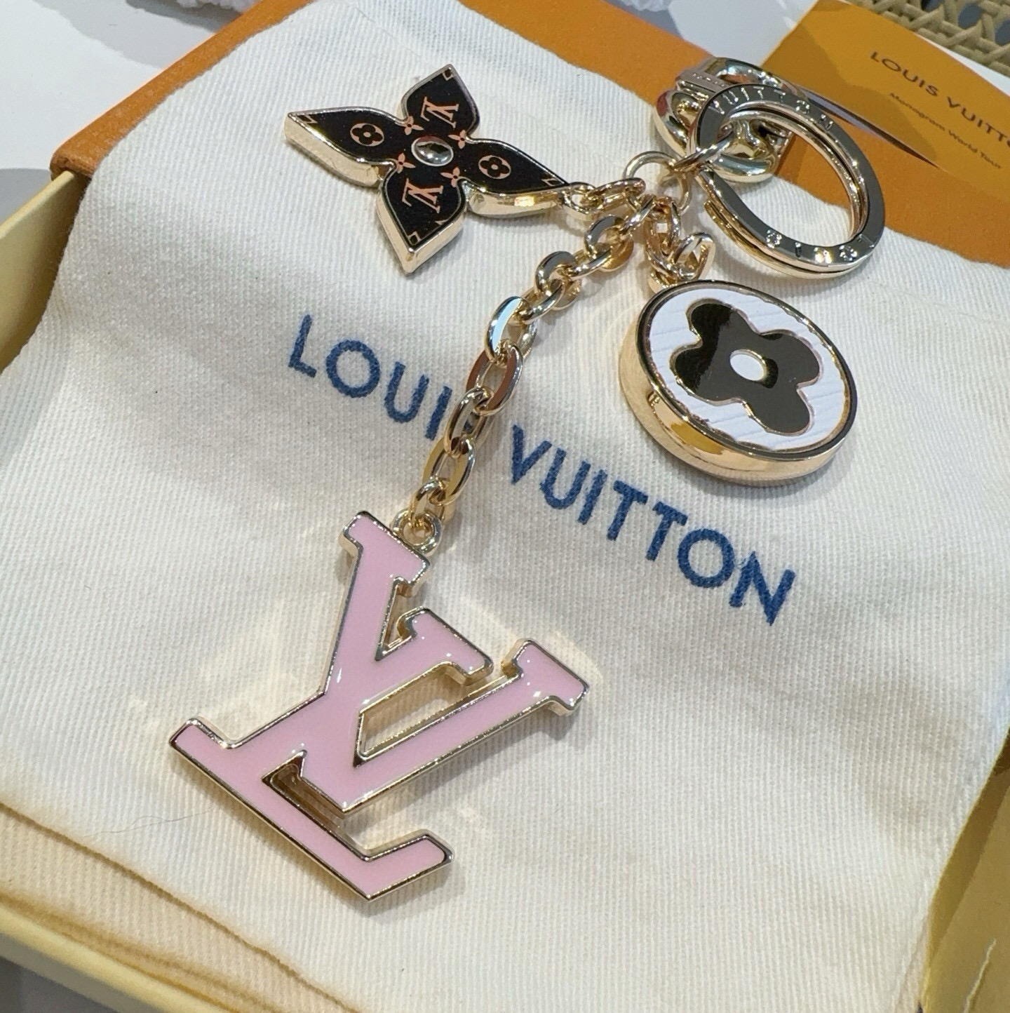 🔥Lv 钥匙扣包挂件 SPring Street Chain 包饰将 Monogram 花卉和 LV 字母等经典元素化为 🔥Lv 钥匙扣包挂件 SPring Street Chain 包饰将 Monogram 花卉和 LV 字母等经典元素化为