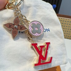 🔥Lv 钥匙扣包挂件 SPring Street Chain 包饰将 Monogram 花卉和 LV 字母等经典元素化为 🔥Lv 钥匙扣包挂件 SPring Street Chain 包饰将 Monogram 花卉和 LV 字母等经典元素化为