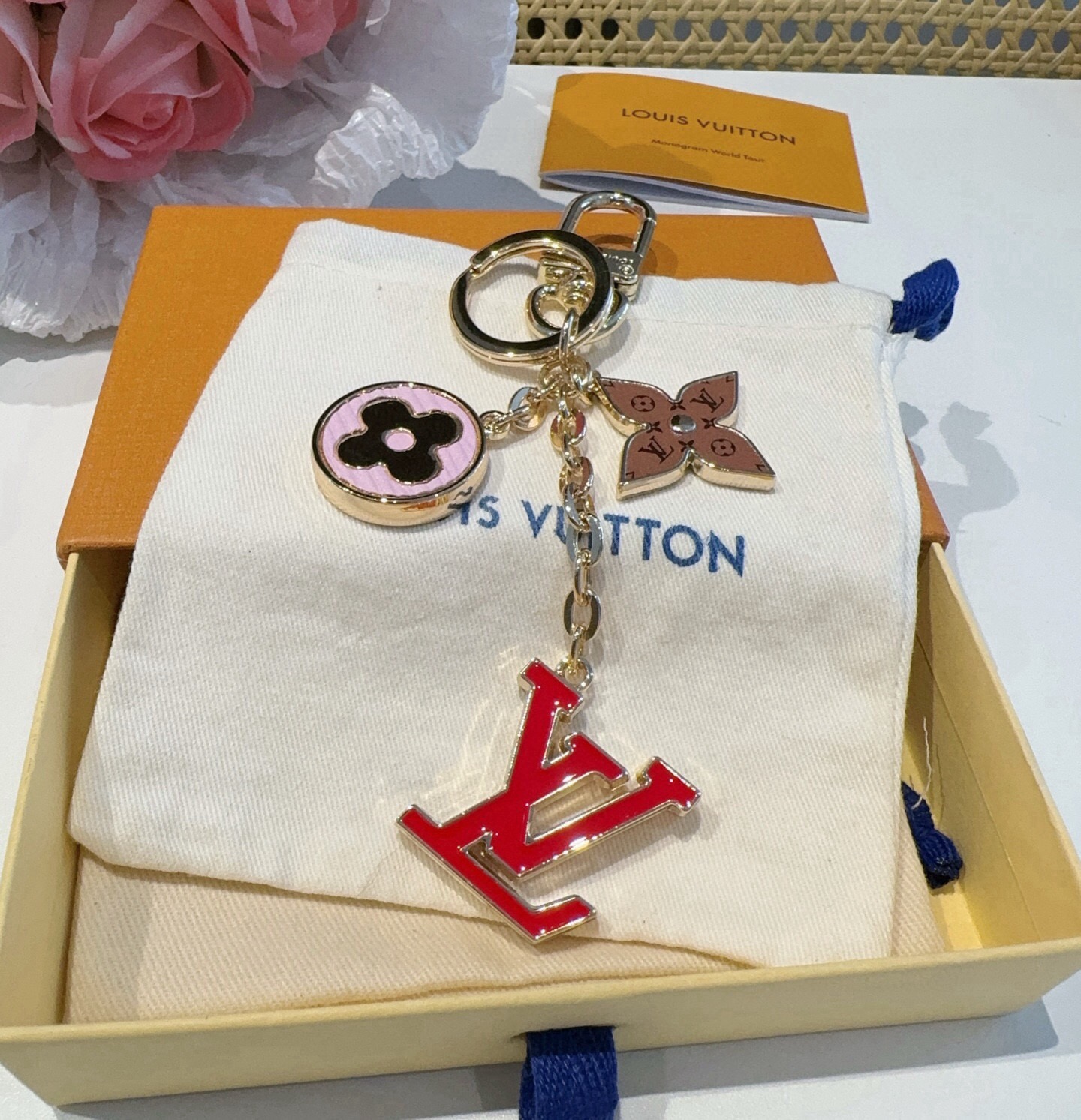 🔥Lv 钥匙扣包挂件 SPring Street Chain 包饰将 Monogram 花卉和 LV 字母等经典元素化为 🔥Lv 钥匙扣包挂件 SPring Street Chain 包饰将 Monogram 花卉和 LV 字母等经典元素化为