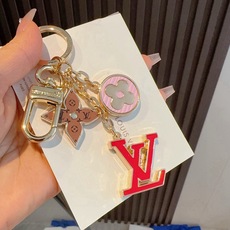 🔥Lv 钥匙扣包挂件 SPring Street Chain 包饰将 Monogram 花卉和 LV 字母等经典元素化为 🔥Lv 钥匙扣包挂件 SPring Street Chain 包饰将 Monogram 花卉和 LV 字母等经典元素化为