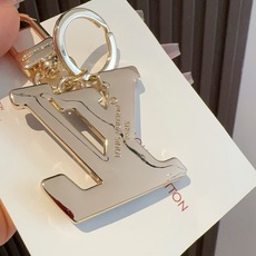 🔥LV 钥匙扣 包包挂件配饰Gloss 钥匙扣将有机玻璃 LV 字母镶嵌金属之中,其上点缀 Nanogram 图案,以明 🔥LV 钥匙扣 包包挂件配饰Gloss 钥匙扣将有机玻璃 LV 字母镶嵌金属之中,其上点缀 Nanogram 图案,以明