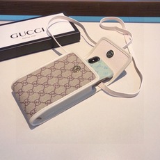 🔥 Gucci马衔扣通用手机包 生活出门不需要带现金的时代,这个包完全可以满足你日常使用 内含卡片槽位,翻盖设计,简单方 🔥 Gucci马衔扣通用手机包 生活出门不需要带现金的时代,这个包完全可以满足你日常使用 内含卡片槽位,翻盖设计,简单方
