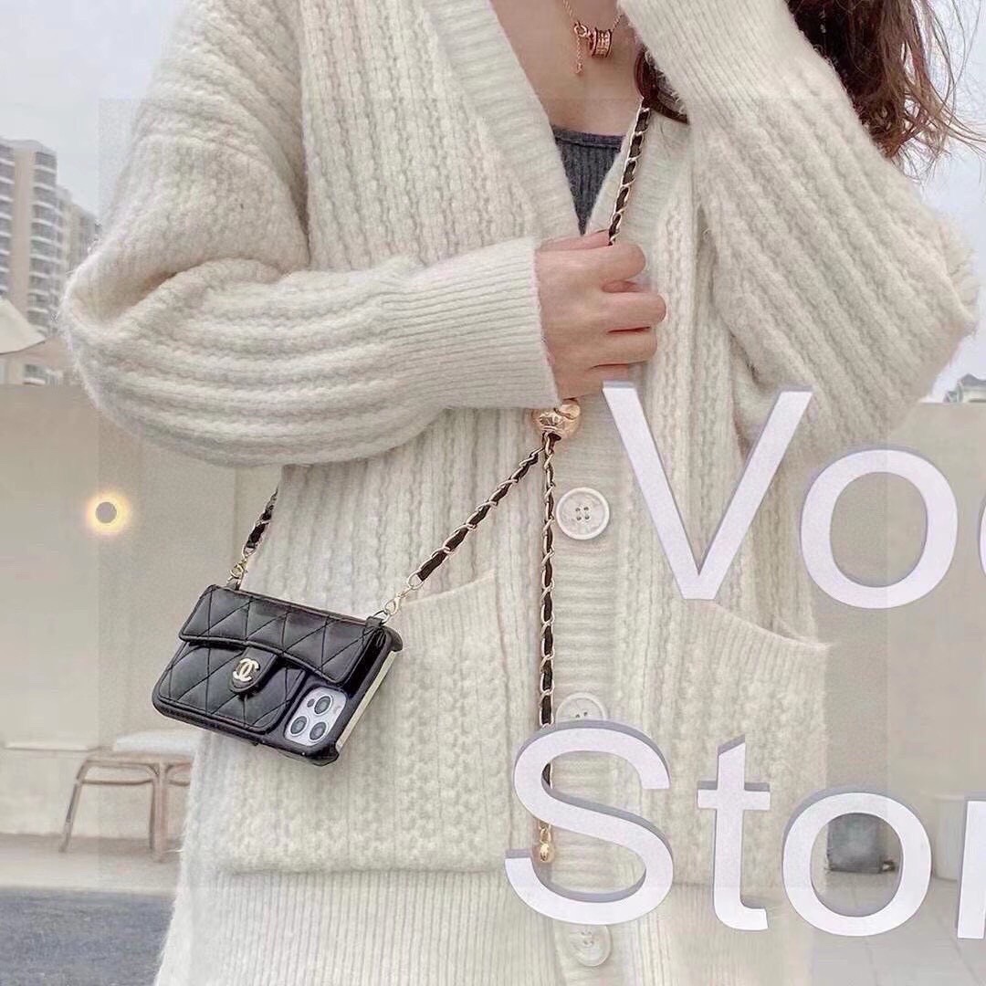 💃CHANEL💠香奈儿火爆时尚圈的手机壳 专柜同款⛓链条小金球可调节链条长度 型号：为了不出现报错型号，请打开本机查看手