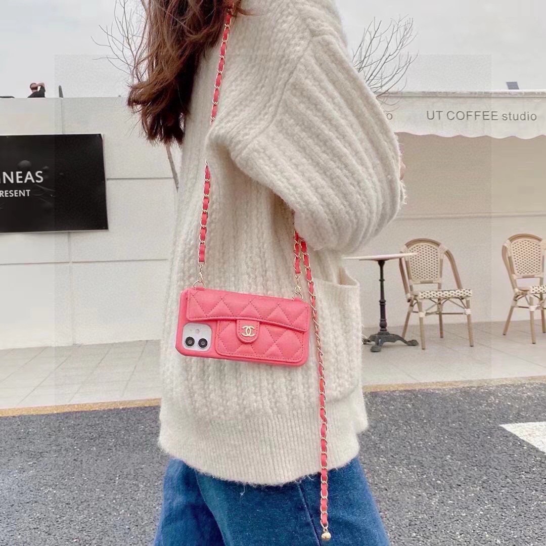 💃CHANEL💠香奈儿火爆时尚圈的手机壳 专柜同款⛓链条小金球可调节链条长度 型号：为了不出现报错型号，请打开本机查看手