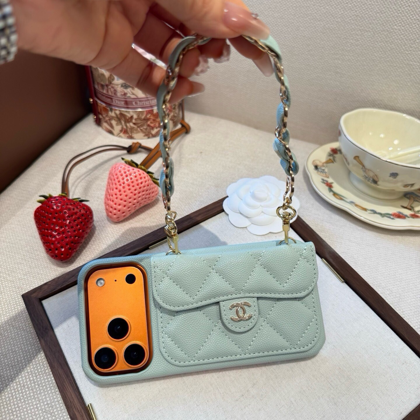 💃CHANEL💠香奈儿火爆时尚圈的手机壳 专柜同款双C链条⛓️手腕带,鱼子酱皮菱格车线翻盖插卡,时尚潮流必备💃 型号:为 💃CHANEL💠香奈儿火爆时尚圈的手机壳 专柜同款双C链条⛓️手腕带,鱼子酱皮菱格车线翻盖插卡,时尚潮流必备💃 型号:为