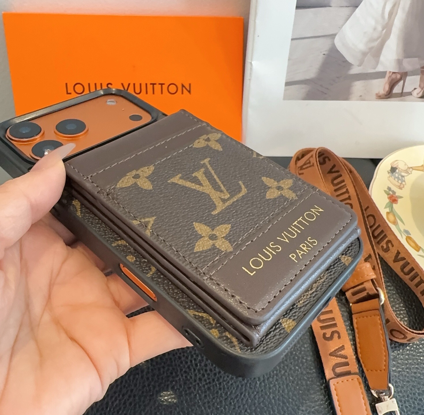 🔥LV斜挎卡包手机壳 老花插卡上下翻盖壳 织带斜挎可拆卸 型号：为了不出现报错型号，请打开本机查看手机设置显示的型号⚠️
