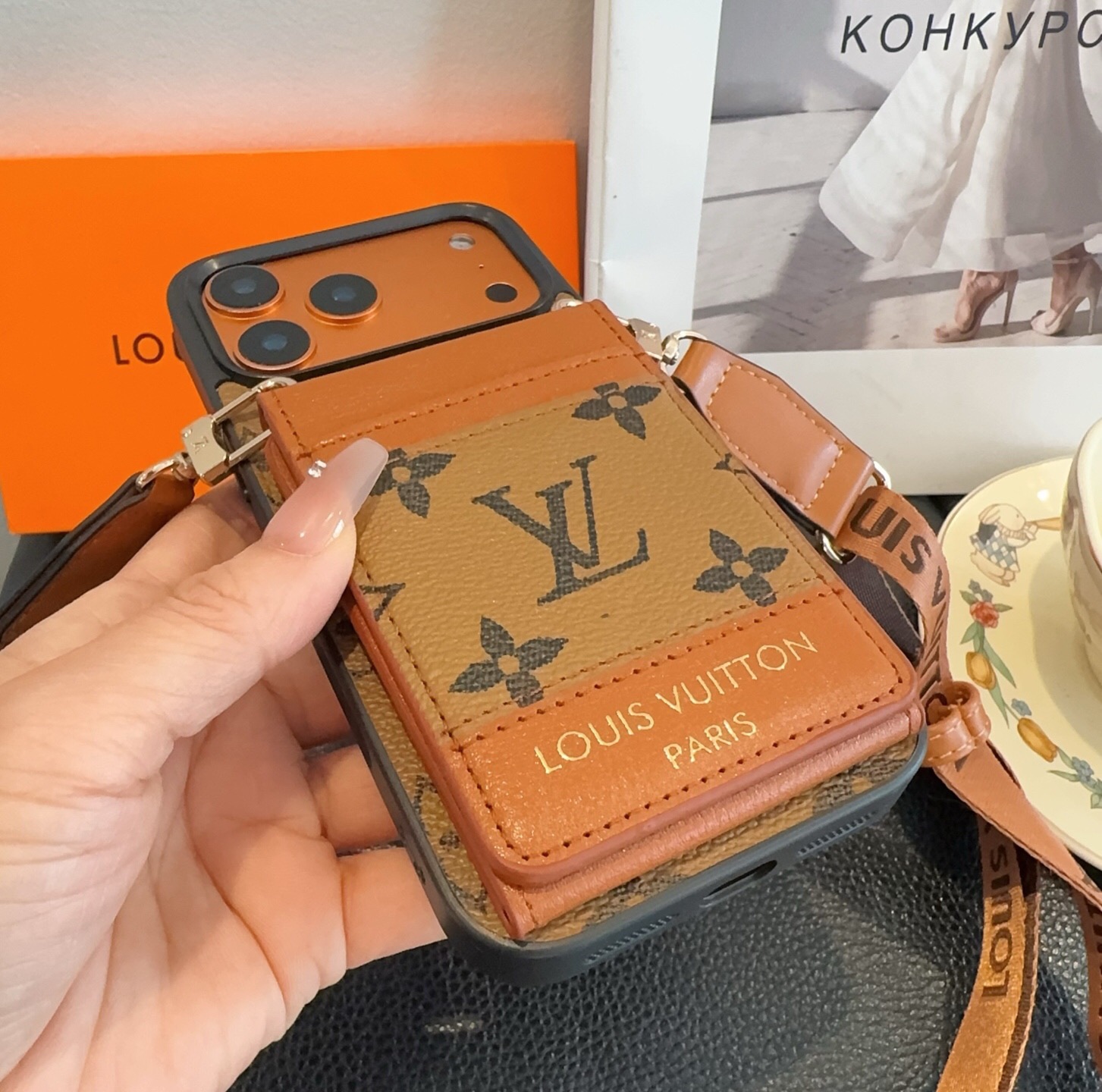 🔥LV斜挎卡包手机壳 老花插卡上下翻盖壳 织带斜挎可拆卸 型号：为了不出现报错型号，请打开本机查看手机设置显示的型号⚠️