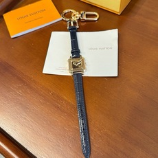 新款 LOUIS VUITTON新款 LV WATCH 手表⌚钥匙扣 包饰与钥匙扣 包挂钥匙扣包包挂饰 ☀ 本款 LV 新款 LOUIS VUITTON新款 LV WATCH 手表⌚钥匙扣 包饰与钥匙扣 包挂钥匙扣包包挂饰 ☀ 本款 LV