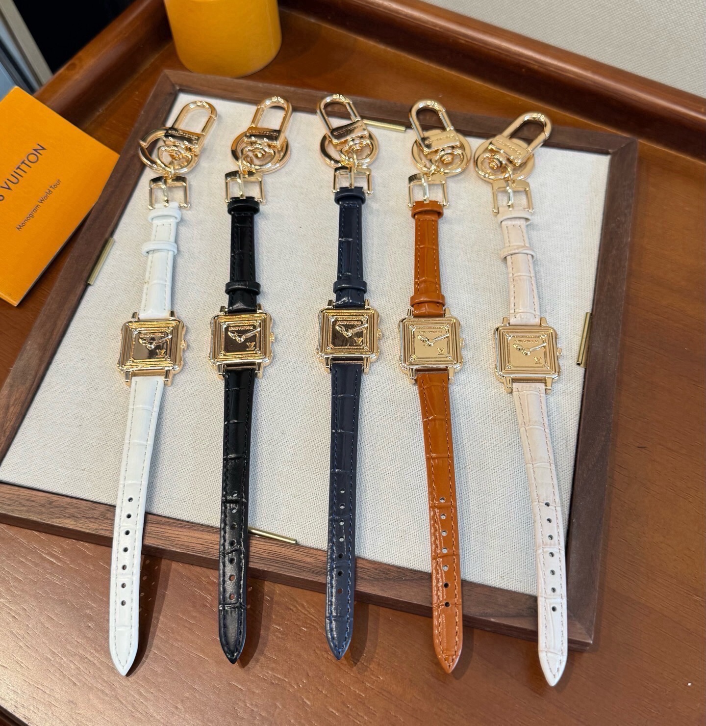 新款 LOUIS VUITTON新款 LV WATCH 手表⌚钥匙扣 包饰与钥匙扣 包挂钥匙扣包包挂饰 ☀ 本款 LV 