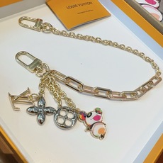 LV 钥匙扣 包包挂链 可当包包肩带 x TM SuPerflat链条包饰出自路易威登x村上隆合作系列,于链条两端搭配标 LV 钥匙扣 包包挂链 可当包包肩带 x TM SuPerflat链条包饰出自路易威登x村上隆合作系列,于链条两端搭配标