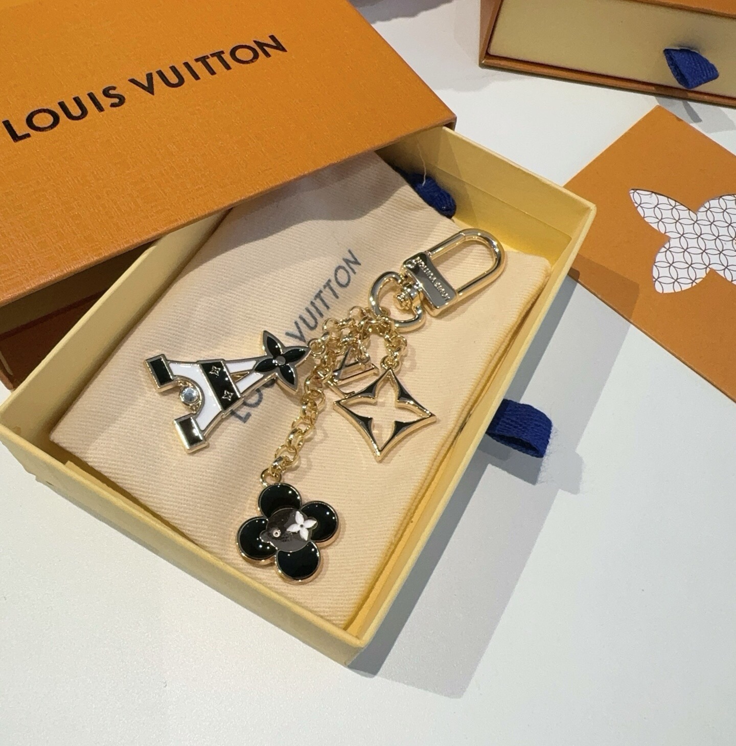 🔥 Lv包饰与钥匙扣 包包挂件 LV 巴黎铁塔精巧链条四叶草铭牌装饰，与小号尖瓣 Monogram 花卉相映成趣，可为手