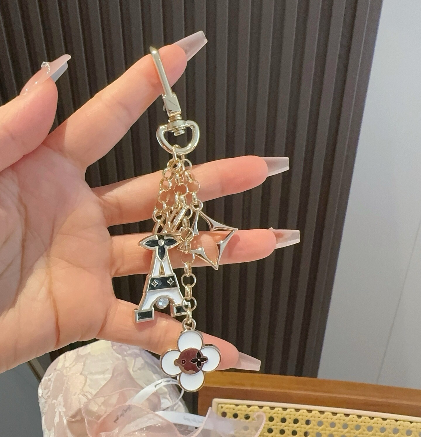 🔥 Lv包饰与钥匙扣 包包挂件 LV 巴黎铁塔精巧链条四叶草铭牌装饰，与小号尖瓣 Monogram 花卉相映成趣，可为手