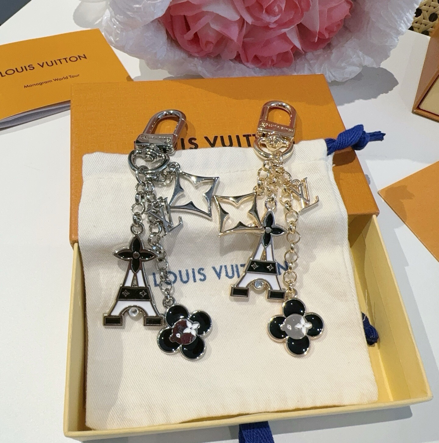 🔥 Lv包饰与钥匙扣 包包挂件 LV 巴黎铁塔精巧链条四叶草铭牌装饰，与小号尖瓣 Monogram 花卉相映成趣，可为手