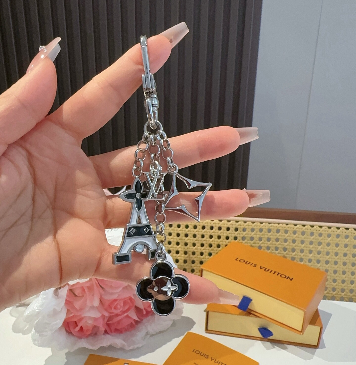 🔥 Lv包饰与钥匙扣 包包挂件 LV 巴黎铁塔精巧链条四叶草铭牌装饰，与小号尖瓣 Monogram 花卉相映成趣，可为手