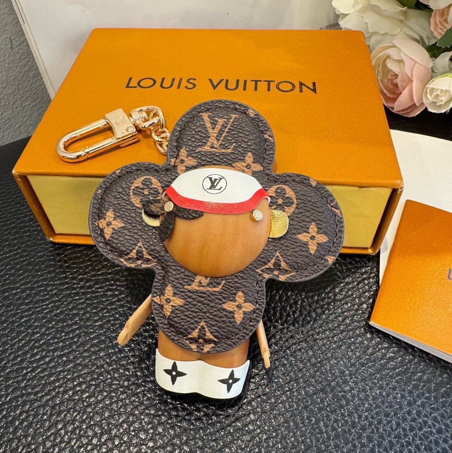 🔥LOUIS VUITTON新款挂件包饰与钥匙扣。LV薇薇安太阳花包包挂件 手机壳挂件 可满足各种时尚品味的实用配饰。凸