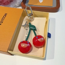 🔥LV 钥匙扣 包包挂件x TM LV Cerise 包饰出自路易威登 村上隆复刻系列,以莹泽金属和有机玻璃演绎趣味设计 🔥LV 钥匙扣 包包挂件x TM LV Cerise 包饰出自路易威登 村上隆复刻系列,以莹泽金属和有机玻璃演绎趣味设计