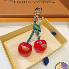 🔥LV 钥匙扣 包包挂件x TM LV Cerise 包饰出自路易威登 村上隆复刻系列,以莹泽金属和有机玻璃演绎趣味设计 🔥LV 钥匙扣 包包挂件x TM LV Cerise 包饰出自路易威登 村上隆复刻系列,以莹泽金属和有机玻璃演绎趣味设计