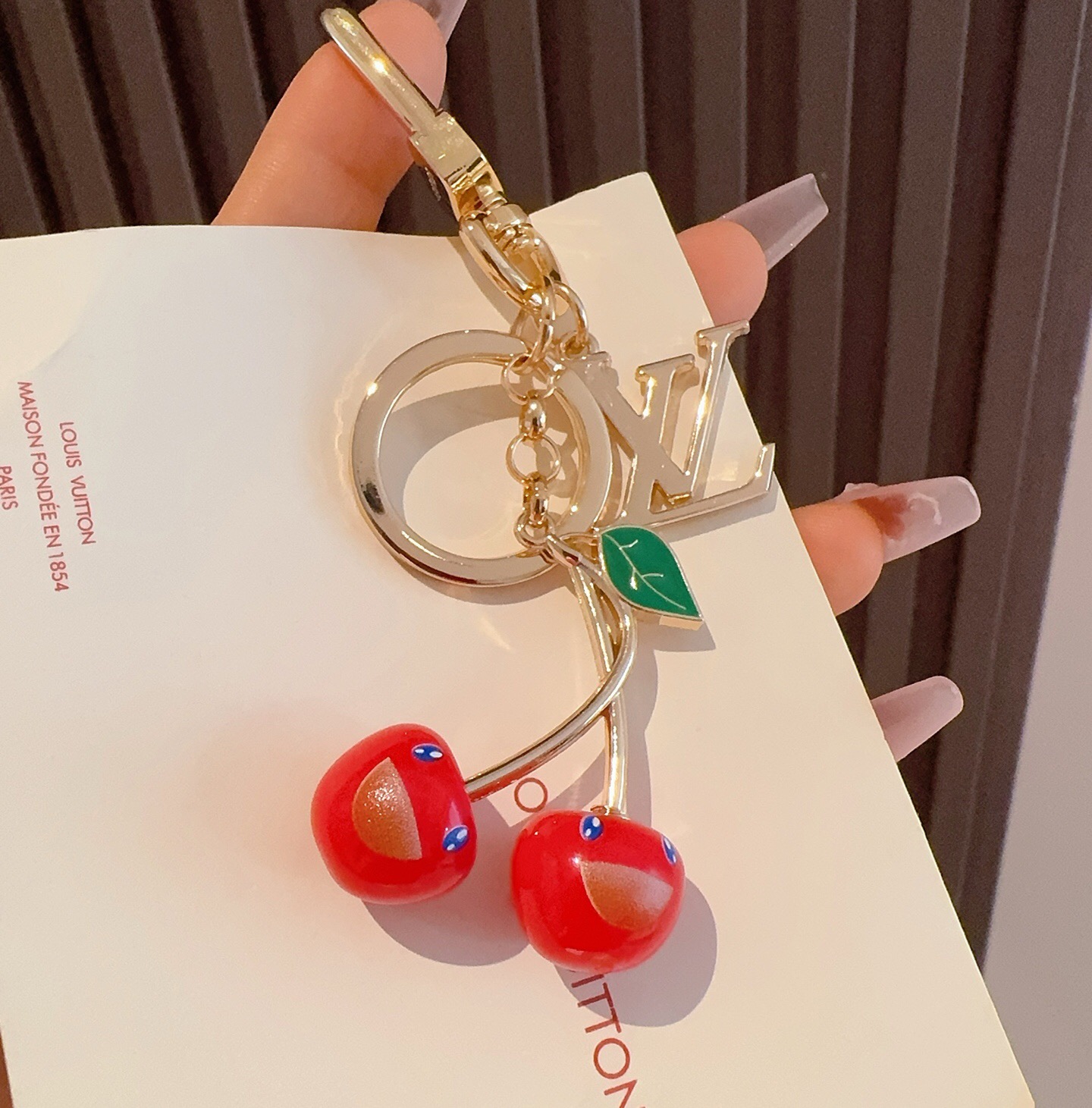 新款M02476 lv樱桃🍒钥匙扣 包包挂件挂饰 LV x TM LV Cerise 包饰出自路易威登 x 村上隆复刻系 新款M02476 lv樱桃🍒钥匙扣 包包挂件挂饰 LV x TM LV Cerise 包饰出自路易威登 x 村上隆复刻系