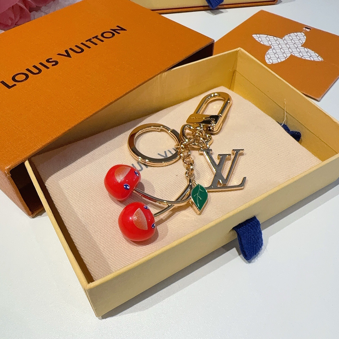 新款M02476 lv樱桃🍒钥匙扣 包包挂件挂饰 LV x TM LV Cerise 包饰出自路易威登 x 村上隆复刻系 新款M02476 lv樱桃🍒钥匙扣 包包挂件挂饰 LV x TM LV Cerise 包饰出自路易威登 x 村上隆复刻系