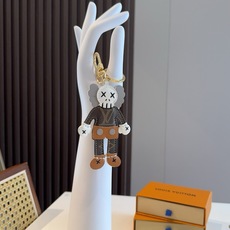 🔥LOUIS VUITTON ✕ KAWS 钥匙扣包包挂件 lv公仔钥匙扣 挂饰 KAWS公仔钥匙扣,与专柜一致聚酯纤维 🔥LOUIS VUITTON ✕ KAWS 钥匙扣包包挂件 lv公仔钥匙扣 挂饰 KAWS公仔钥匙扣,与专柜一致聚酯纤维