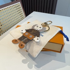 🔥LOUIS VUITTON ✕ KAWS 钥匙扣包包挂件 lv公仔钥匙扣 挂饰 KAWS公仔钥匙扣,与专柜一致聚酯纤维 🔥LOUIS VUITTON ✕ KAWS 钥匙扣包包挂件 lv公仔钥匙扣 挂饰 KAWS公仔钥匙扣,与专柜一致聚酯纤维