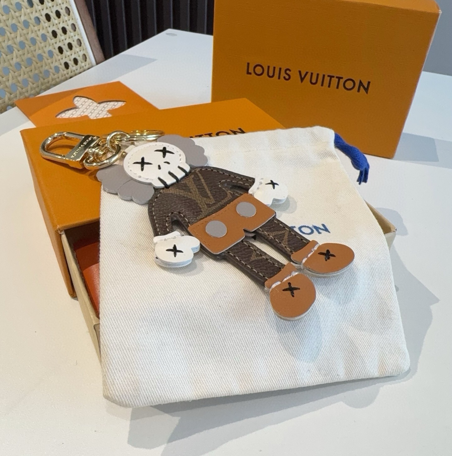 🔥LOUIS VUITTON ✕ KAWS 钥匙扣包包挂件 lv公仔钥匙扣 挂饰 KAWS公仔钥匙扣,与专柜一致聚酯纤维 🔥LOUIS VUITTON ✕ KAWS 钥匙扣包包挂件 lv公仔钥匙扣 挂饰 KAWS公仔钥匙扣,与专柜一致聚酯纤维