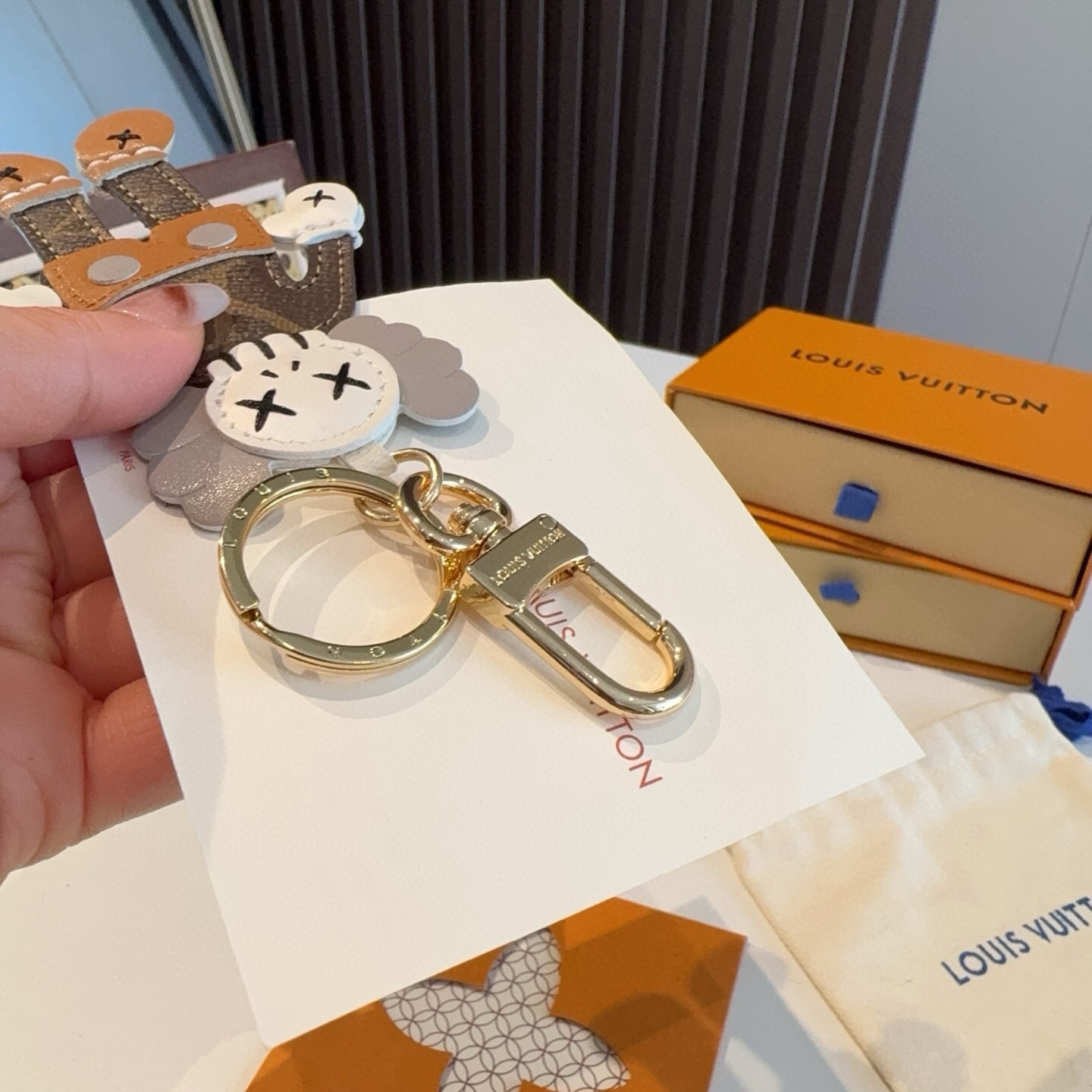 🔥LOUIS VUITTON ✕ KAWS 钥匙扣包包挂件 lv公仔钥匙扣 挂饰 KAWS公仔钥匙扣,与专柜一致聚酯纤维 🔥LOUIS VUITTON ✕ KAWS 钥匙扣包包挂件 lv公仔钥匙扣 挂饰 KAWS公仔钥匙扣,与专柜一致聚酯纤维