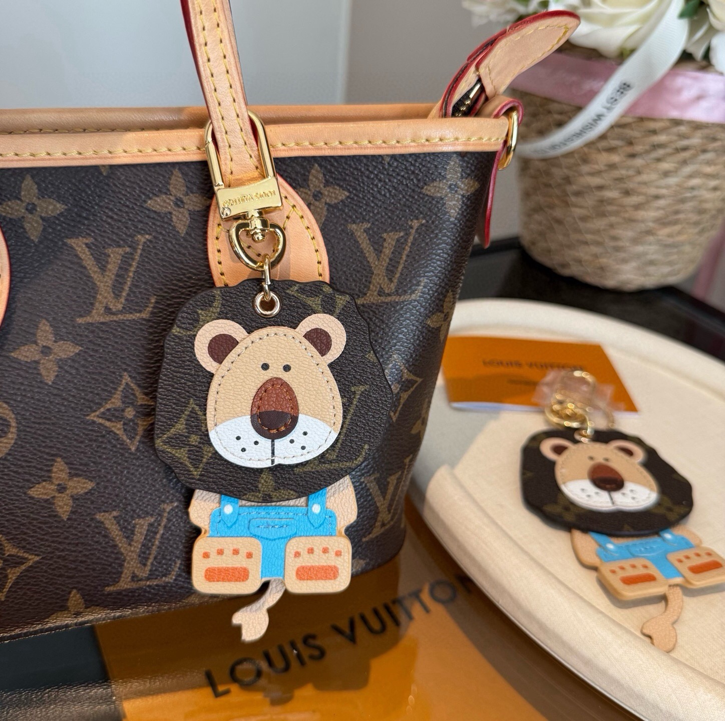 ❗新品❗Lv钥匙扣 灵动狮子🦁️挂饰 独家原单 LOUIS VUITTON 新款 老花狮子🦁钥匙扣 包包挂件  身子 尾