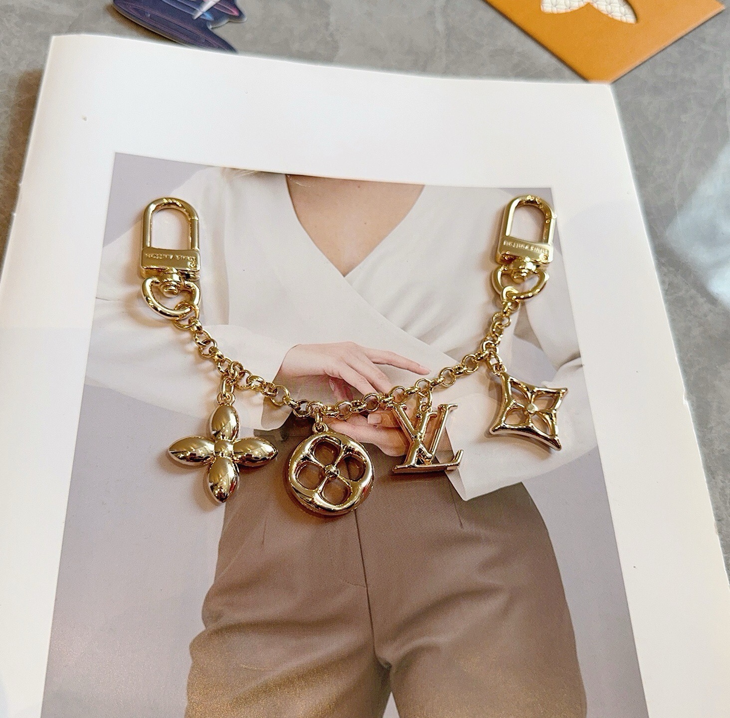 LV钥匙扣 包饰 包包挂件 金色&银色 M01188 SPring Street Chain 包饰将 Monogram 