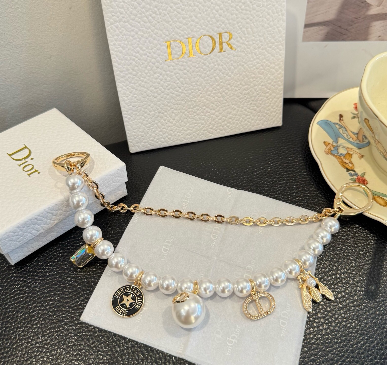🔥Dior新款包链 官网同步，珍珠链条包饰钥匙扣挂件 搭配CD蜜蜂挂坠 金色链条搭配珍珠串珠设计 精致小巧 带CD标志和