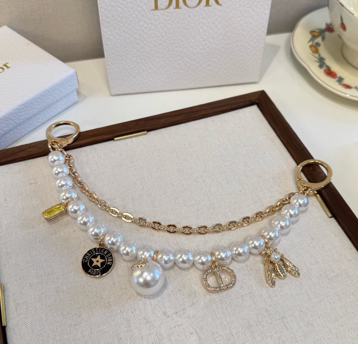 🔥Dior新款包链 官网同步，珍珠链条包饰钥匙扣挂件 搭配CD蜜蜂挂坠 金色链条搭配珍珠串珠设计 精致小巧 带CD标志和