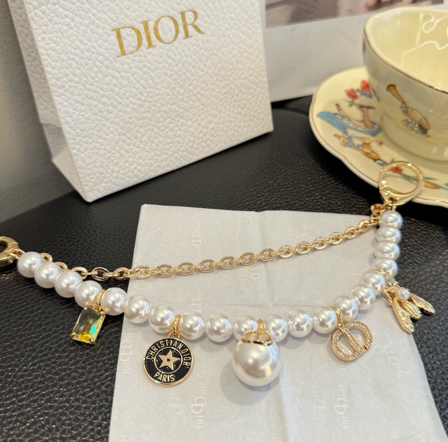🔥Dior新款包链 官网同步，珍珠链条包饰钥匙扣挂件 搭配CD蜜蜂挂坠 金色链条搭配珍珠串珠设计 精致小巧 带CD标志和