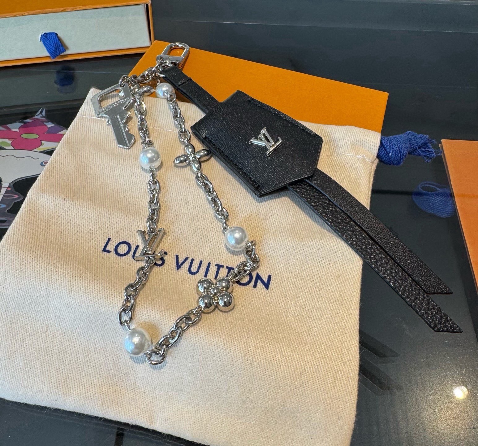 LV钥匙扣 官网新款 包包链条挂件 多功能链条 包饰&包包挂件 本款链条包饰出自路易威登为耀目链条交错排布  巧妙彰显系