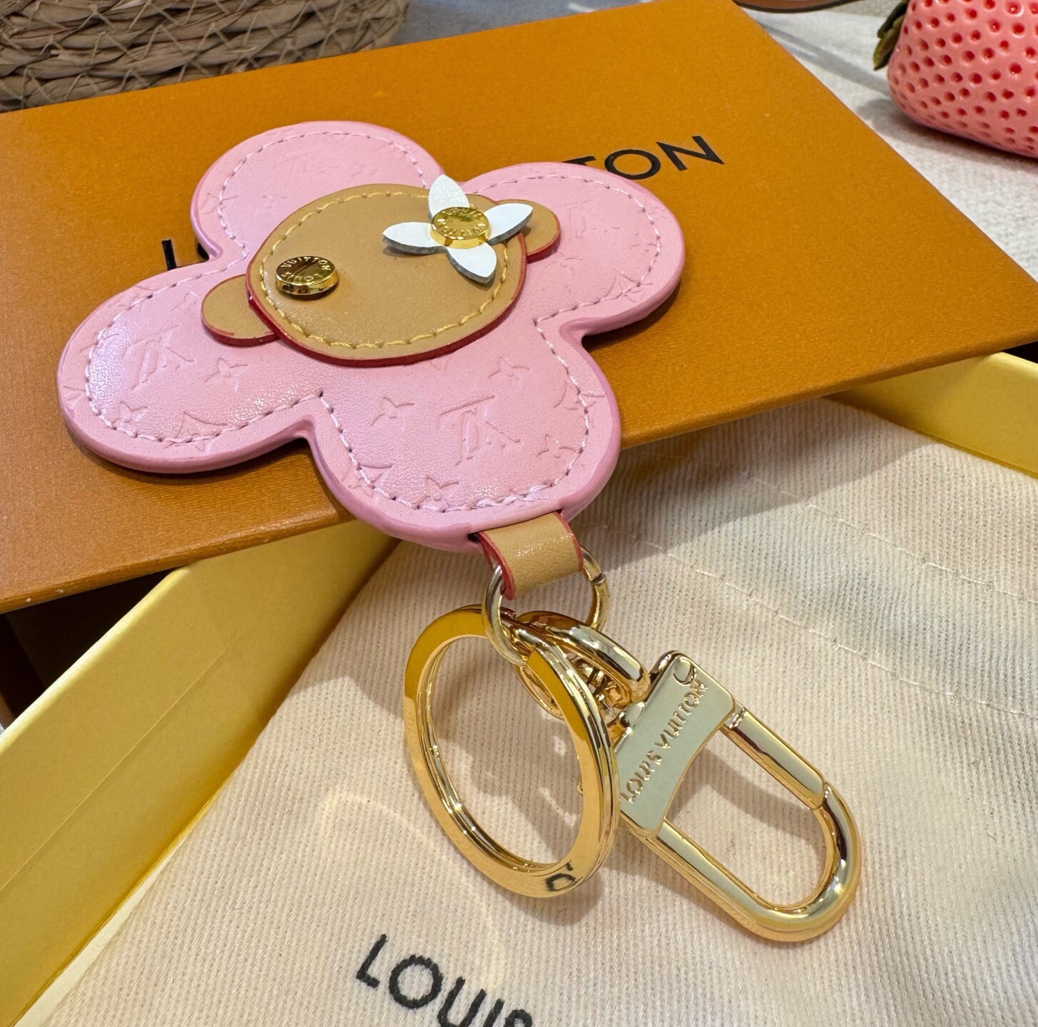 🔥LOUIS VUITTON新款包饰与钥匙扣。LV薇薇安太阳花包包挂件 手机壳挂件 可满足各种时尚品味的实用配饰。凸显时